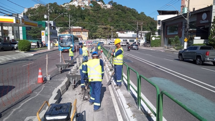 Equipes fazendo obras para ampliação dos acessos da Terceira Ponte, em Vitória