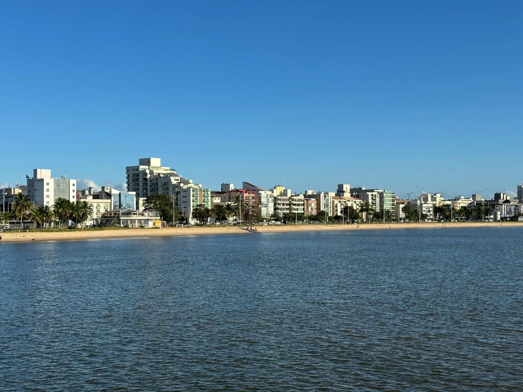 Dia de sol na Orla de Camburi, em Jardim da Penha, Vitória. Foto para previsão do tempo