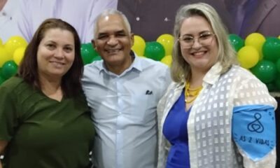 Pammela Fiorio (à direita) será candidata vice-prefeita de Ivan Bastos (ao centro) em Cariacica