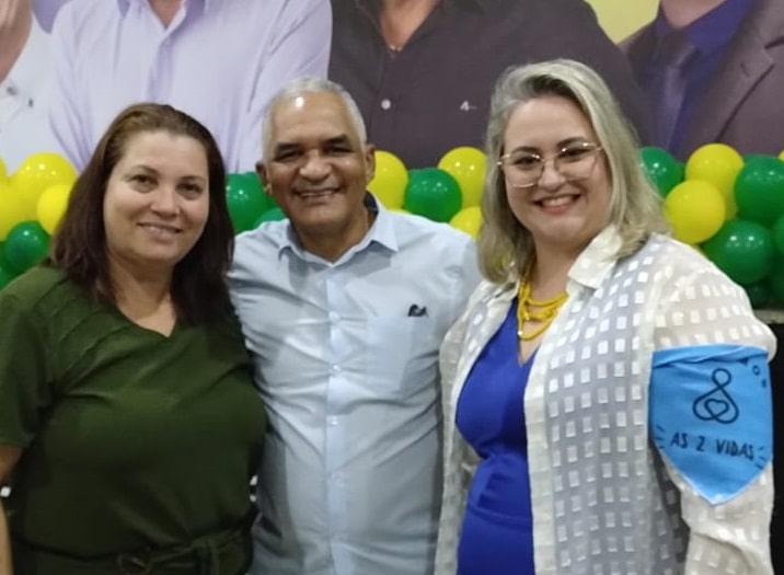 Pammela Fiorio (à direita) será candidata vice-prefeita de Ivan Bastos (ao centro) em Cariacica