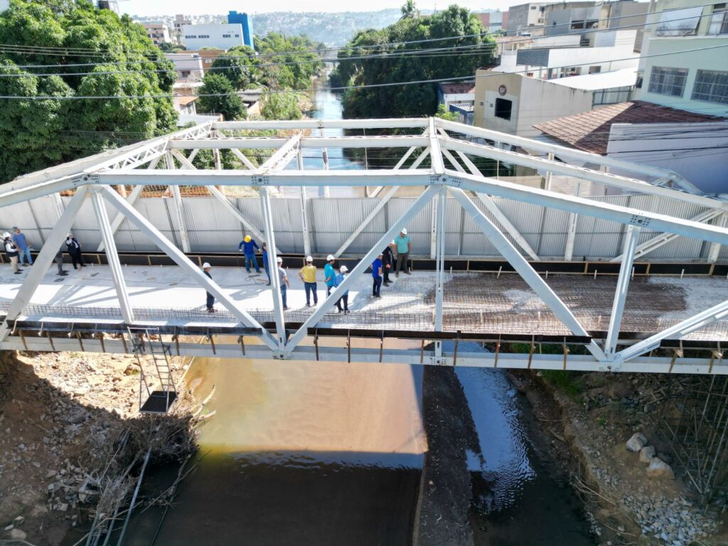 Obras na Ponte Agostinho Galdino, localizada no Bairro Pedro Vitali, em Colatina. Pessoas fiscalizando as obras realizadas