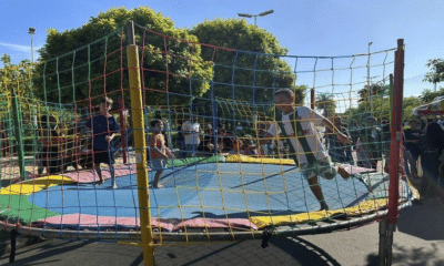 Crianças brincando em pula pula na festa da Serra