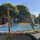 Crianças brincando em pula pula na festa da Serra