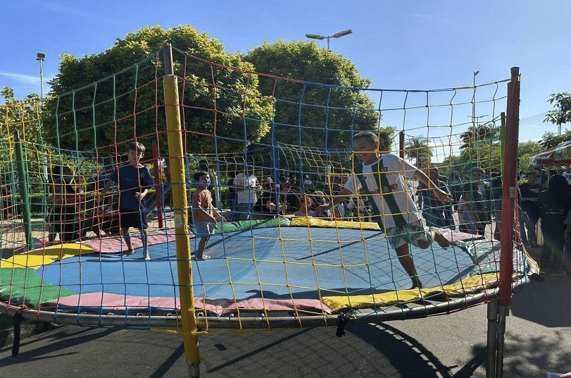 Crianças brincando em pula pula na festa da Serra