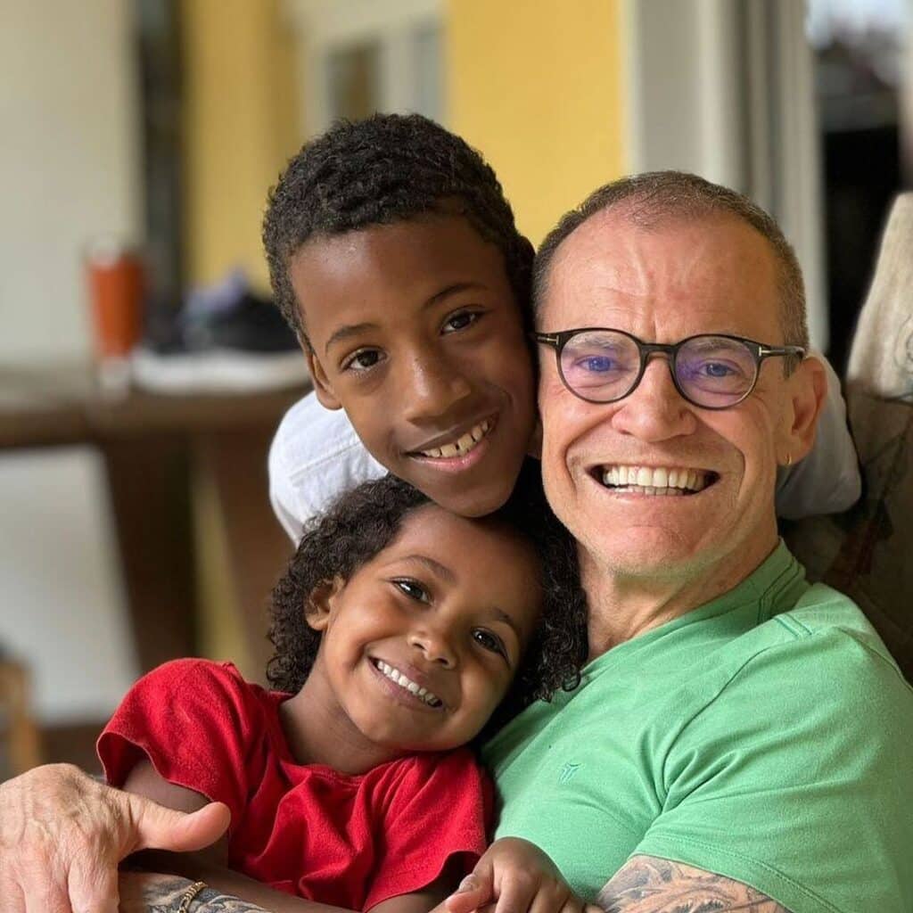 Senador Fabiano Contarato posando pra foto com os dois filhos