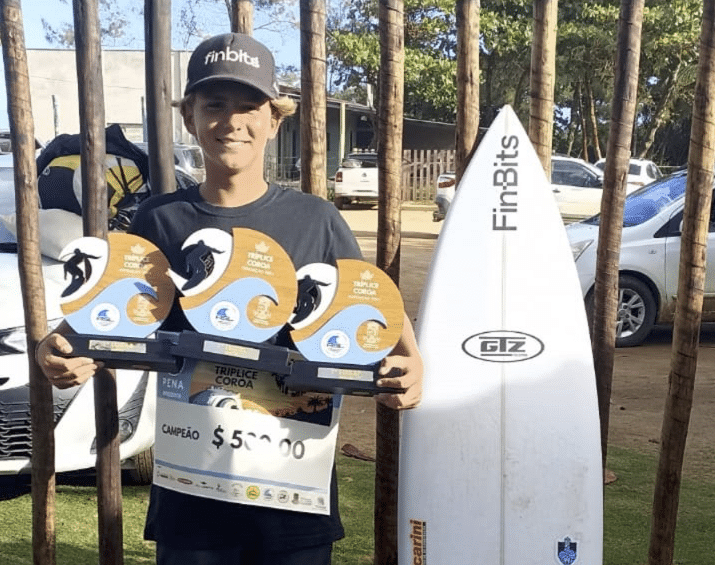 Atleta Eric Grattz, 12 anos, se destaca no cenário de surf capixaba com três títulos na 1ª Etapa da Tríplice Coroa