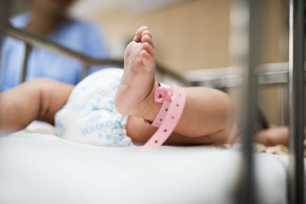 Bebê na unidade neonatal depois do parto