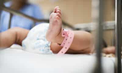 Bebê na unidade neonatal depois do parto