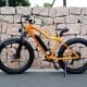 Bicicleta elétrica amarela estacionada