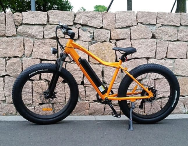 Bicicleta elétrica amarela estacionada