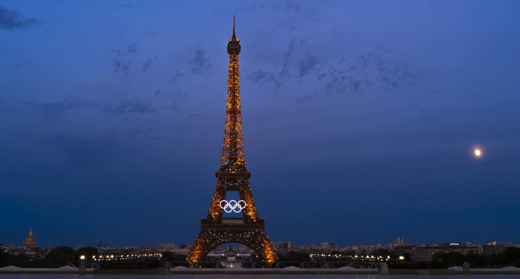 Jogos Olímpicos de Paris 2024 - Vista dos Aros Olimpicos colocados na Torre Eiffel. Foto: Alexandre Loureiro/COB