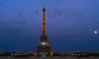 Jogos Olímpicos de Paris 2024 - Vista dos Aros Olimpicos colocados na Torre Eiffel. Foto: Alexandre Loureiro/COB