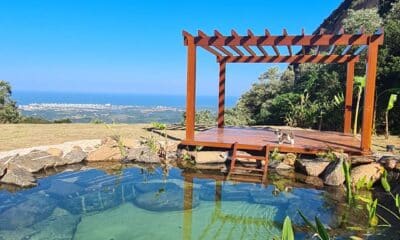 Casa de Vidro de Guarapari tem lago inspirado em fervedouro no Jalapão