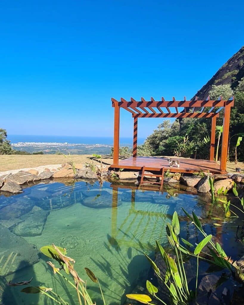 Casa de Vidro de Guarapari tem lago inspirado em fervedouro no Jalapão