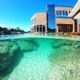 Casa de Vidro de Guarapari tem lago inspirado em fervedouro no Jalapão