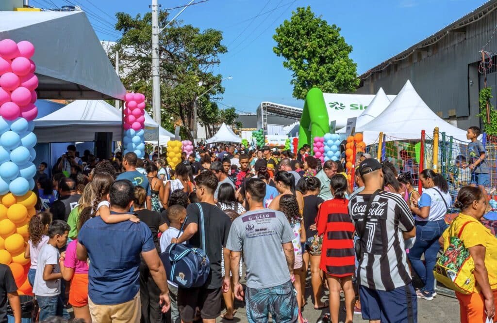 Muitas pessoas reunidas na ação do Dia do Cooperar que aconteceu em Vila Velha