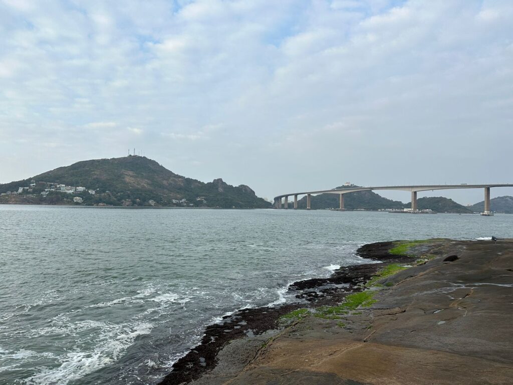 Vista para a Terceira Ponte e o Morro do Moreno. Frente fria provoca mudança no tempo na baía de Vitória