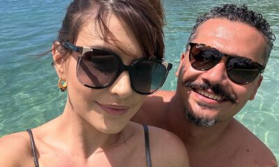 Gabriela Varejão e o marido em Curaçao no Caribe no mar