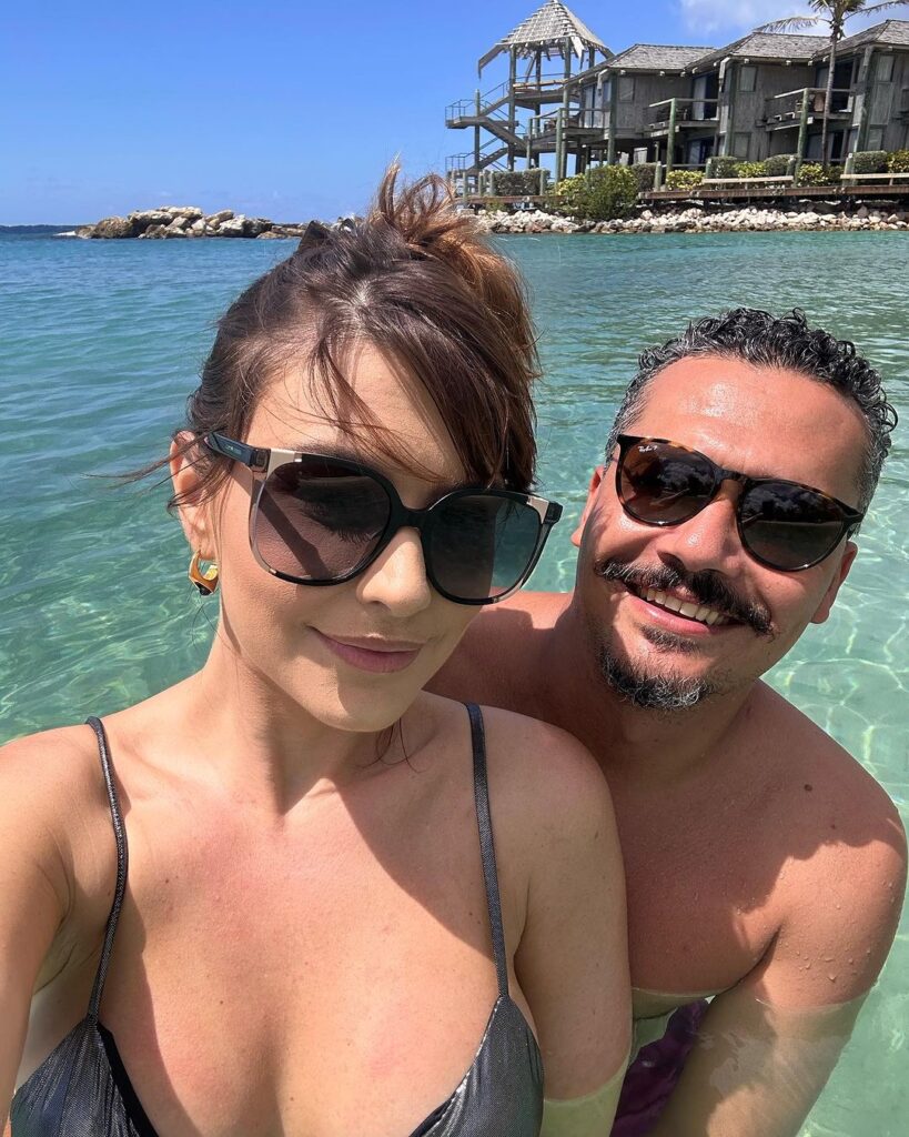 Gabriela Varejão e o marido em Curaçao no Caribe no mar