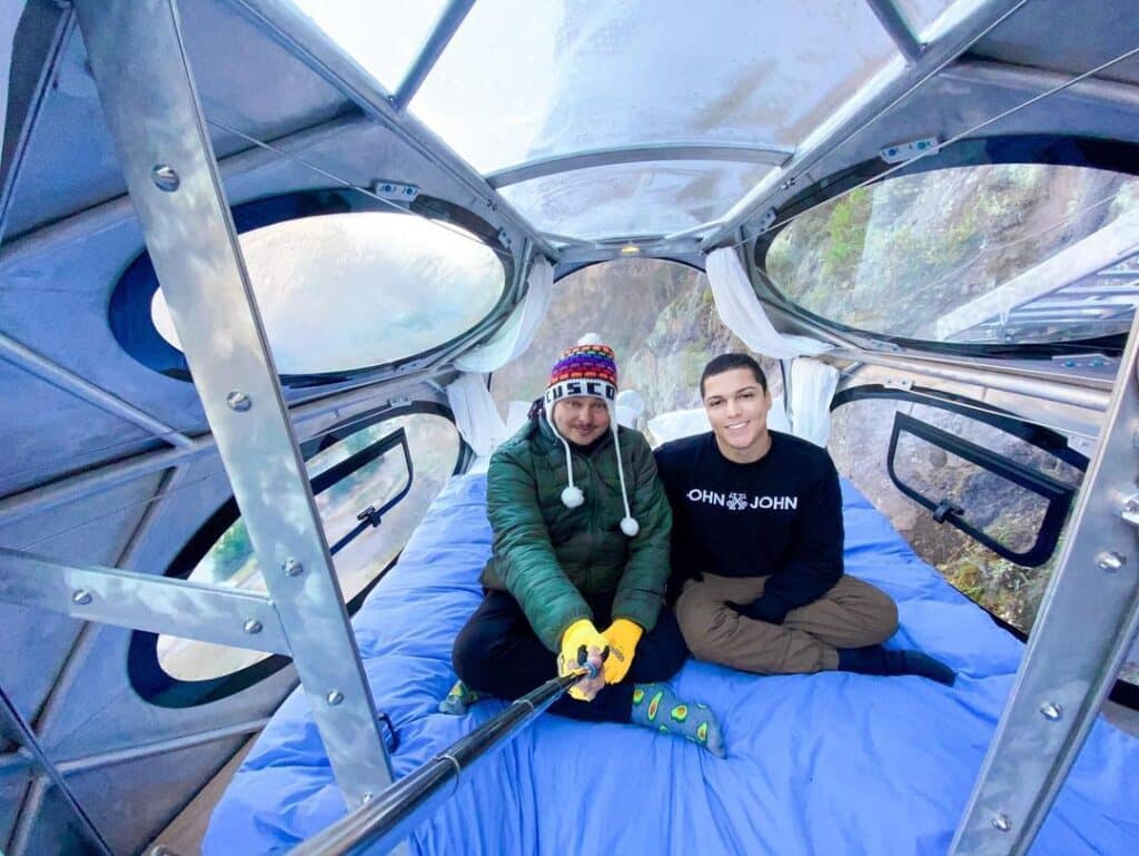 Influenciadores capixaba Cavalcanti e Raphael da Silva dormiram em uma cápsula em Urabamba, durante viagem Peru