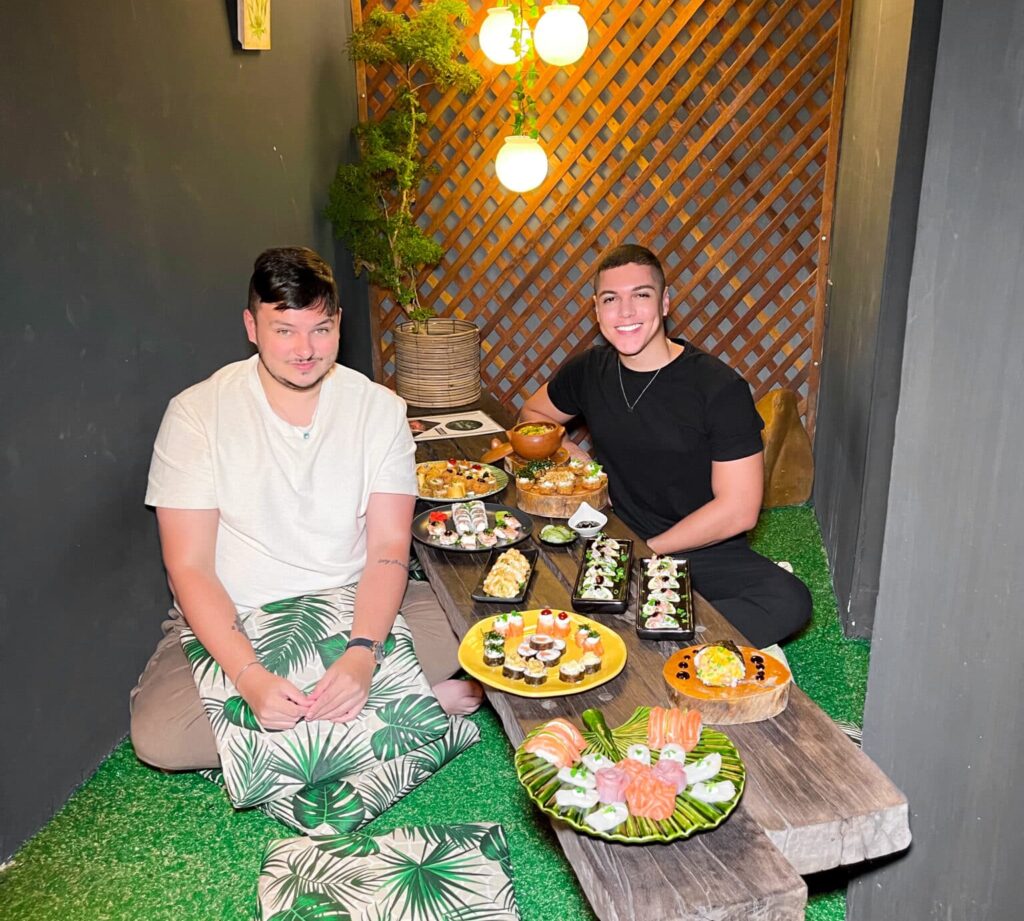 Influenciadores Gustavo Cavalcanti e Raphael da Silva posando no restaurante japonês
