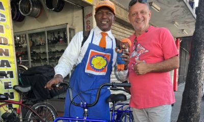 Magrelo com a bicicleta azul nova ao lado do Renato Rocha que fez a doação