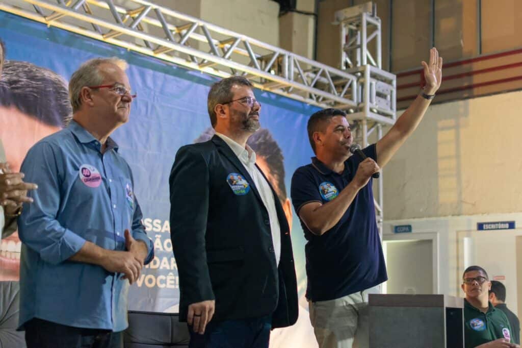 Da esquerda para a direita: César Colnago, Nésio Fernandes e Messias Donato, no palanque do comício do último, em setembro de 2022. Foto: Reprodução do Facebook de César Colnago