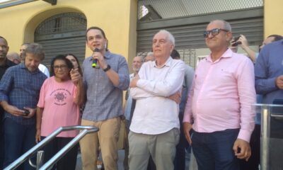 Lorenzo Pazolini (ao centro, com o microfone) e José Esmeraldo, do lado direito dele (04/07/2024). Foto: Vitor Vogas