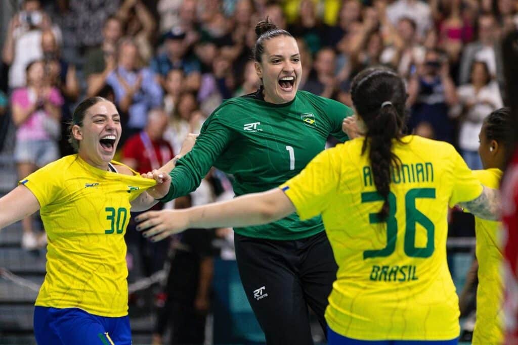 Brasileiras venceram a seleção da Espanha no handebol. Fotos: @ruasmidia / CBHb