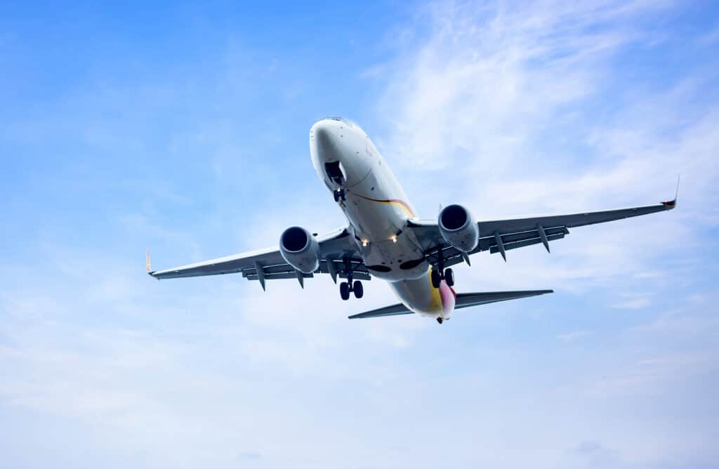 Avião voando no céu azul