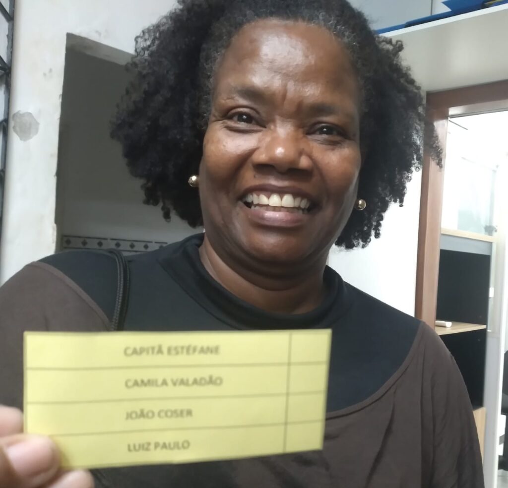 Pré-candidata a vereadora do PDT exibe cédula com os nomes dos quatro pré-candidatos a prefeito, antes de votar. Foto: Vitor Vogas