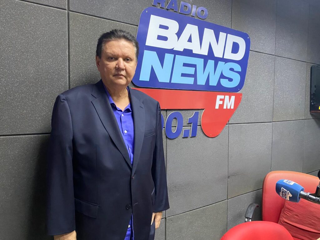 prefeito de Cariacica, Euclério Sampaio, posando ao lado da logo da BandNews