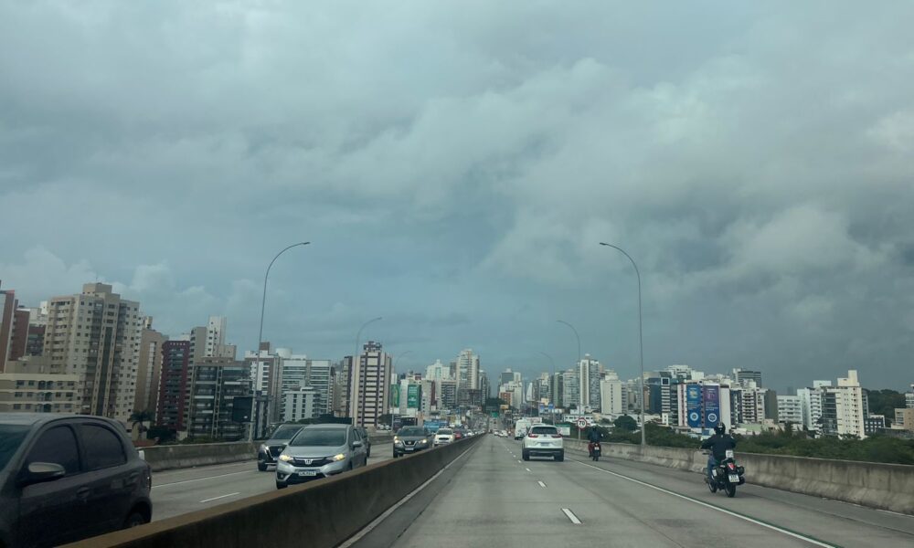 Dia nublado, chuva, nuvens. Tempo fechado