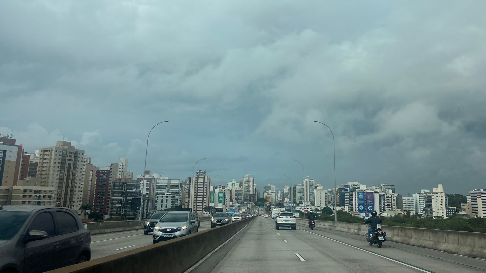 Dia nublado, chuva, nuvens. Tempo fechado