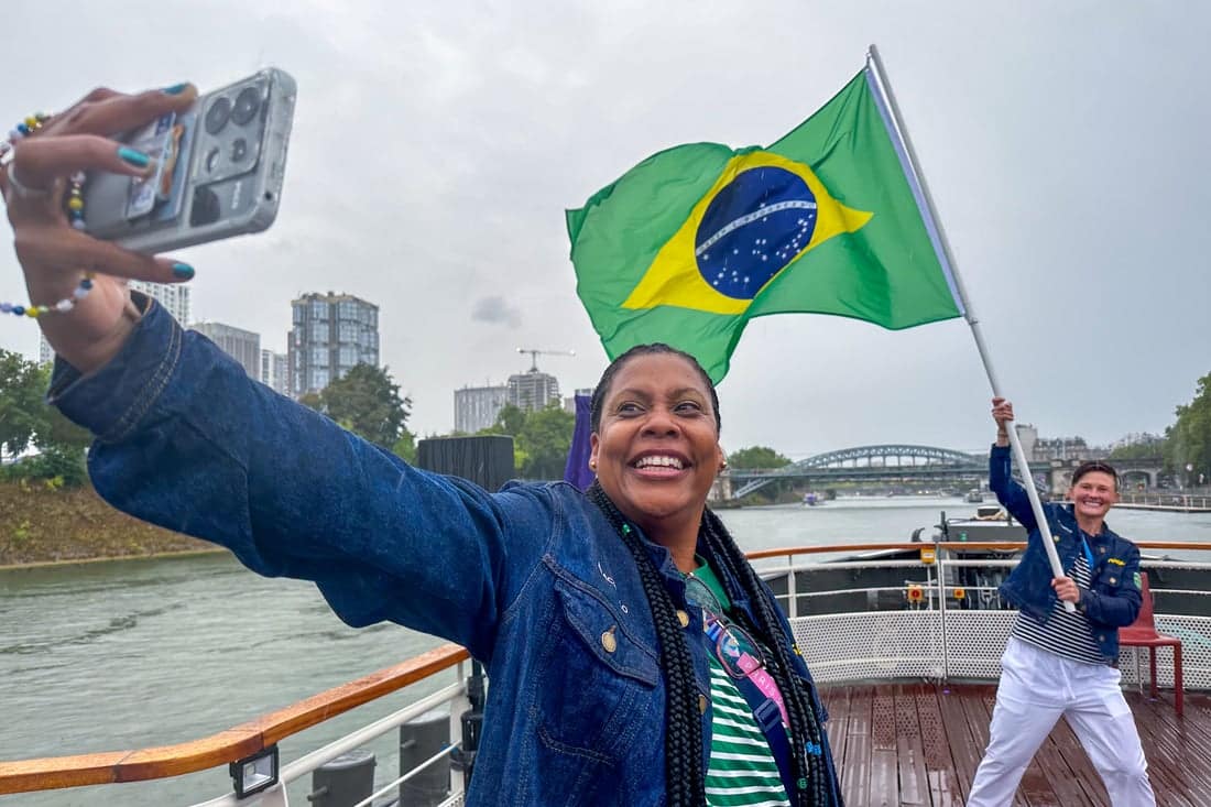 Delegação brasileira no Rio Sena