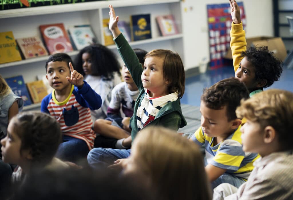 O que escapa ao currículo. Foto: Freepik (crianças em sala de aula, estudo, educação)