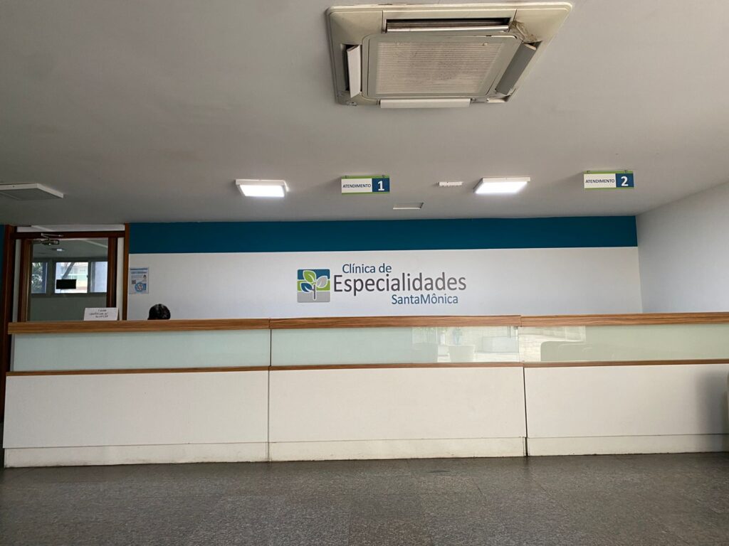 Na recepção para consultas do Hospital Santa Mônica, corredores vazios e consultórios fechados. Foto: Josué de Oliveira