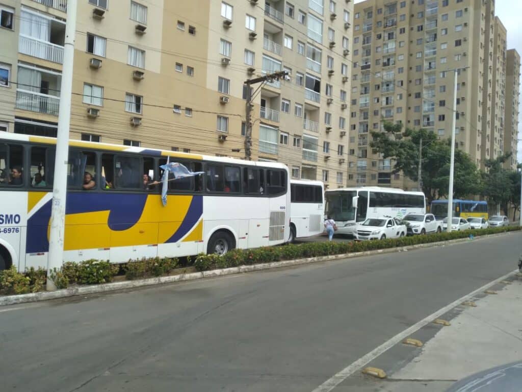 Alguns ônibus levando caravanas de apoiadores de Euclério após a convenção. Foto: Vitor Vogas