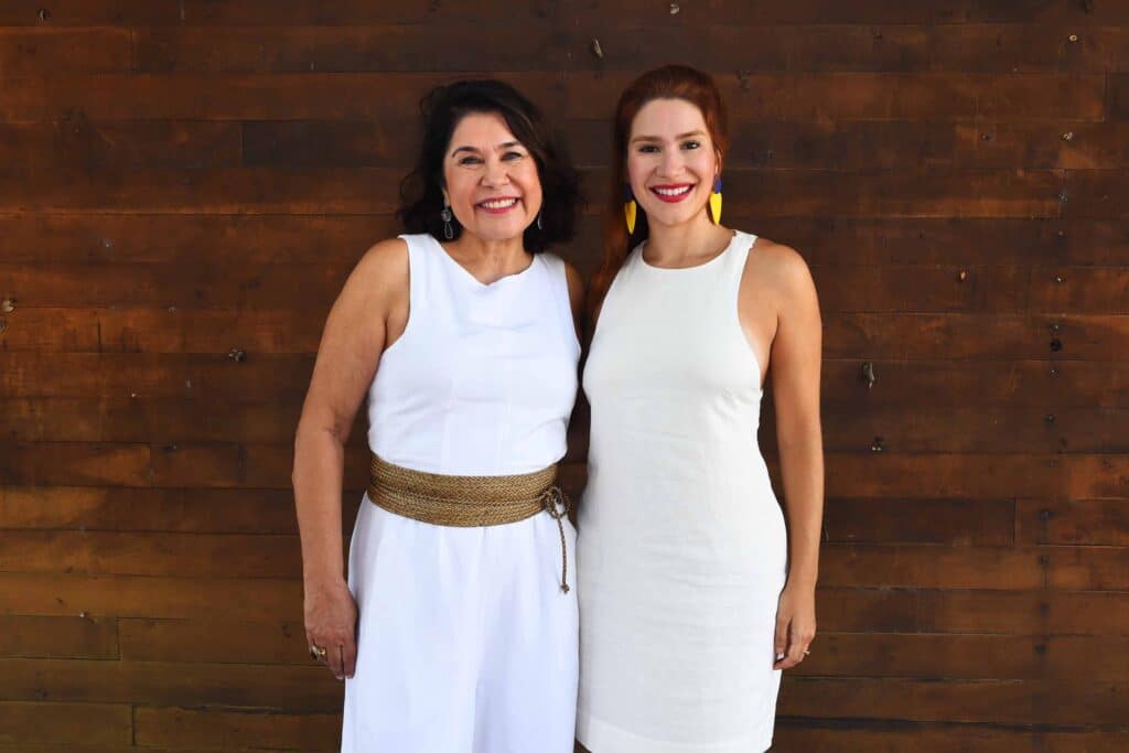 As organizadoras da CASACOR no Espírito Santo Rita e Renata Tristão posando uma ao lado da outra de roupa branca