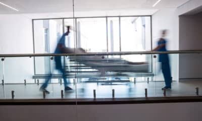 Enfermeiros conduzem paciente para realizar cirurgias eletivas no hospital. Foto: Freepik