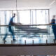 Enfermeiros conduzem paciente para realizar cirurgias eletivas no hospital. Foto: Freepik
