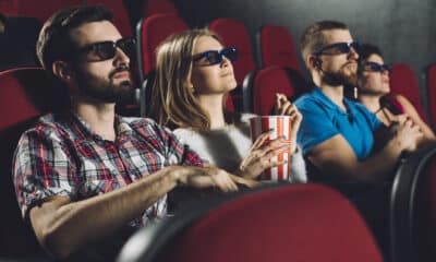 Fãs aguardam ansiosos pelo início dos filmes nos cinemas lotados. Foto: Freepik