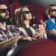 Fãs aguardam ansiosos pelo início dos filmes nos cinemas lotados. Foto: Freepik