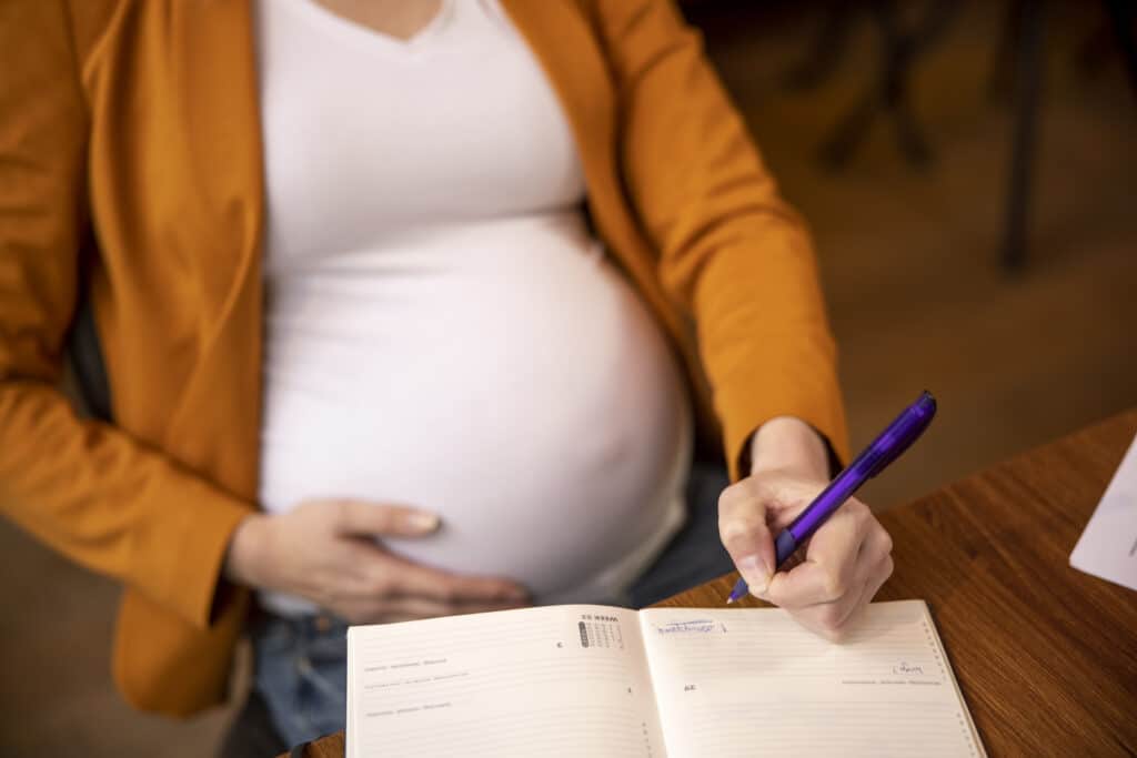 Mães e pais poderão prorrogar licença para terminar cursos acadêmicos. Foto: Freepik