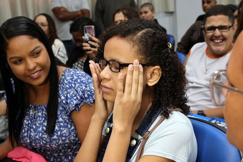 Aluna da rede estadual recebe óculos inteligente