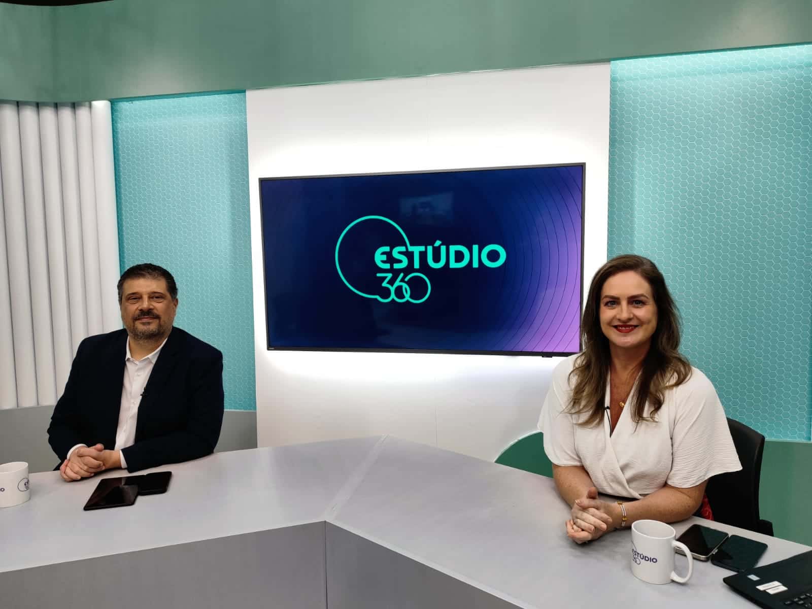 Andressa Missio e Antonio Carlos Leite apresentam o EStúdio 360 ao vivo.