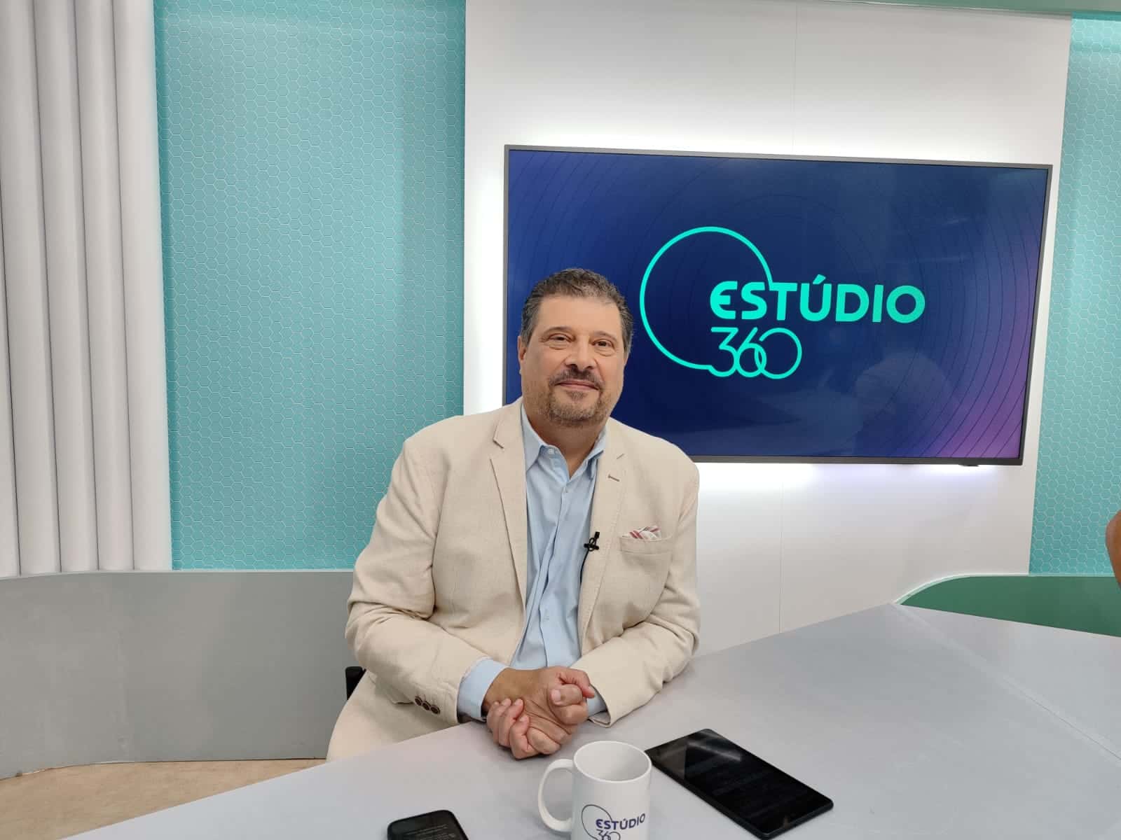 Antonio Carlos Leite (KK) apresentando o programa EStúdio 360.