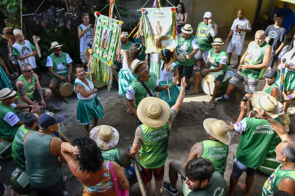 Fincada do Mastro de São Benedito da Banda de Congo Tmbor Jacaranema na Barra do Jucu. Grupo estará presente no Encontro de Folclore