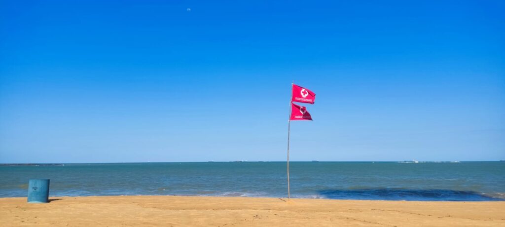 Bandeira dupla vermelha na Praia de Itaparica, em Vila Velha