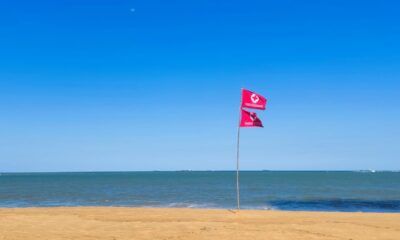 Bandeira dupla vermelha na Praia de Itaparica, em Vila Velha